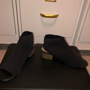 Steve Madden girl  sandal with mini heel - Size 4